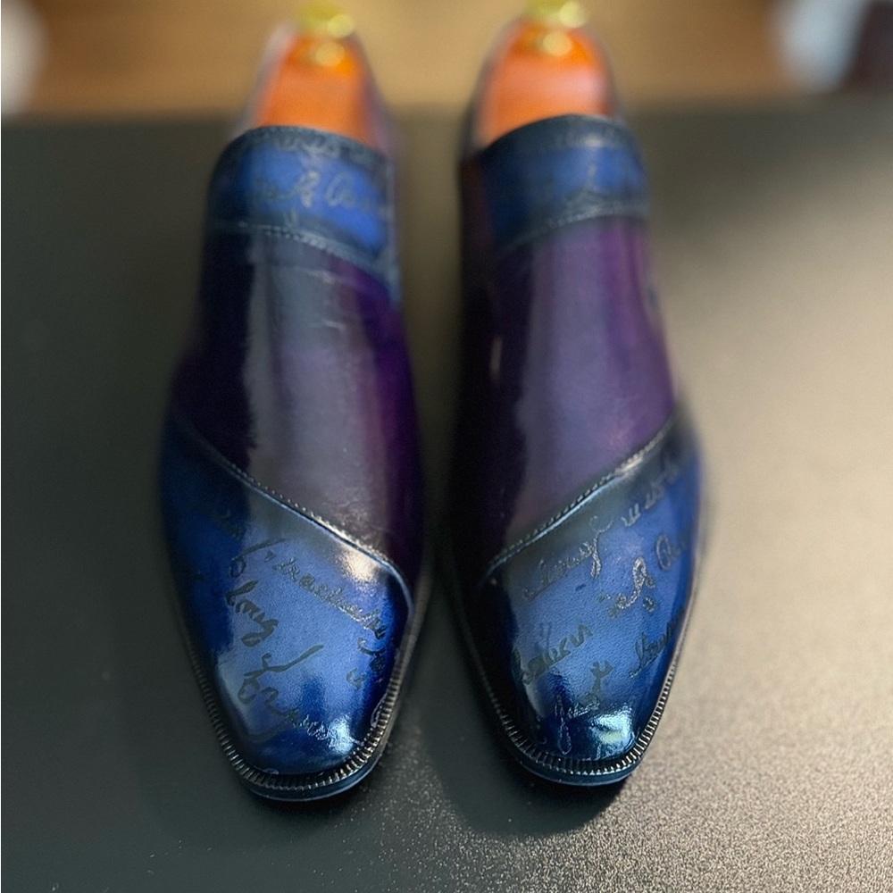 Size 10 loafer handmade and hand painted in the MGÜL factory